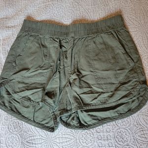 Woman's olive green maurices linnen shorts size medium